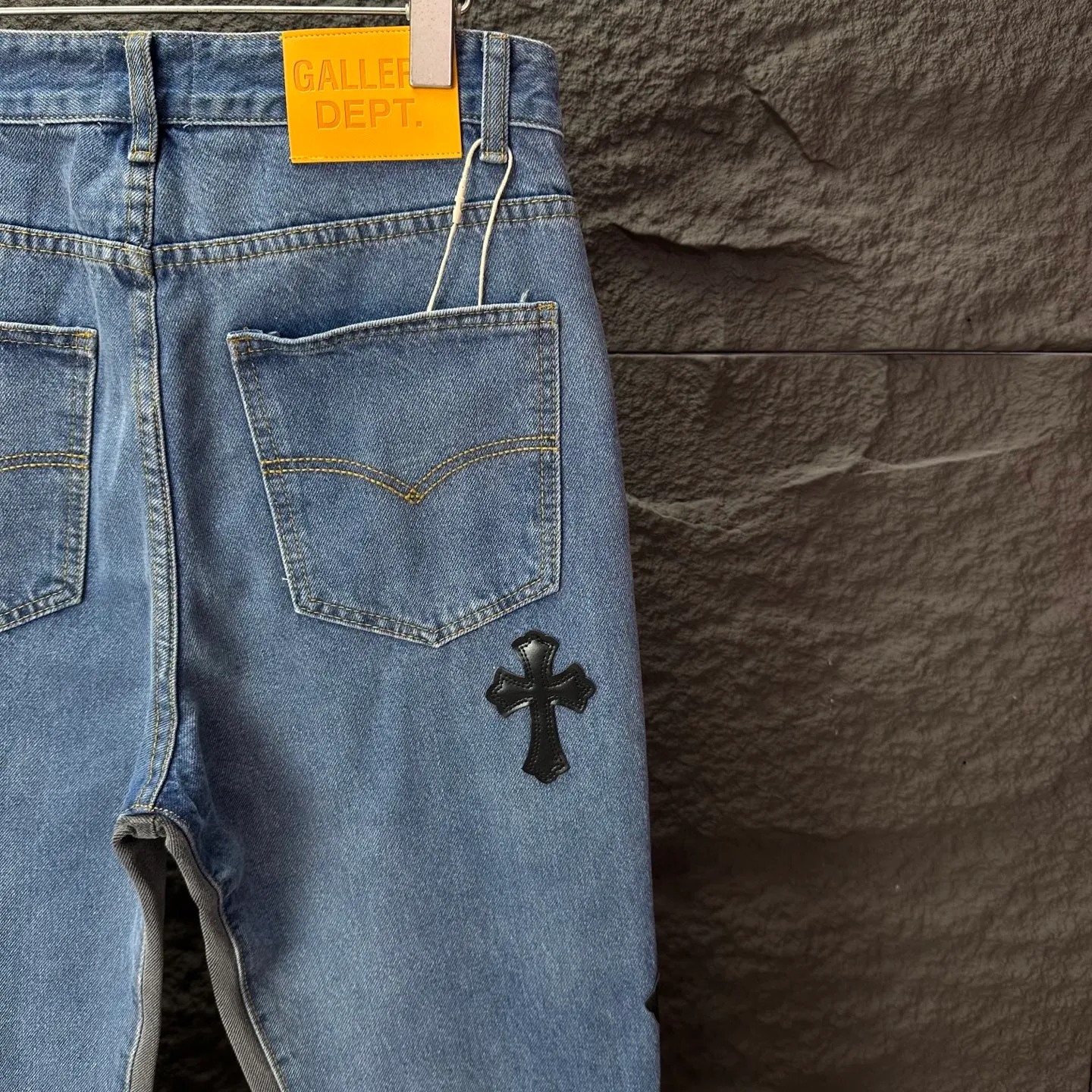 P270 GALLERY DEPT. Co-branded 2025 new black cross-leather stitching couple's style loose washed flared jeans 🔥High version🔥High version🔥 Top ceiling quality Styles with different washed textures are very friendly to people with thin legs and thick legs. The slightly flared version is very flattering to the leg shape. Moderate length that never goes out of style, easy and casual to match, basic styling for various styles, a must-have in the wardrobe! The fabric is stiff but also makes the upper body soft without losing texture. The washing process is even more perfect. It is a must-have item for everyone! ! ! Washed wheat, tag, pants label, three complete labels Color: washed black, washed blue Size: 28, 30, 32, 34 (four sizes)